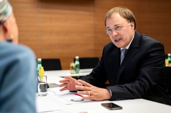 Dieter Kölle, Primararzt im Sanatorium Hera und 2. stellvertretender Obmann der Kurie angestellte Ärzte im Gespräch - er trägt einen dunklen Anzug und blickt direkt beim Sprechen die Interviewerin an.