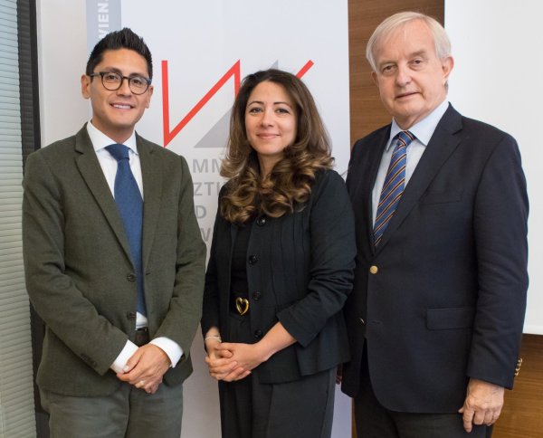 Von links nach rechts stehend: Vizepräsident Eduardo Maldonado-González, Vizepräsidentin Naghme Kamaleyan-Schmied und Präsident Johannes Steinhart