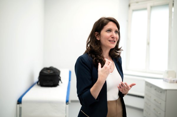 Katharina Stolz, Gerichtsmedizinerin, Leiterin der Untersuchungsstelle für Gewaltbetroffene in Wien, in der Gewaltambulanz. Sie erklärt etwas, gestikuliert leicht mit beiden Händen und sieht nach links