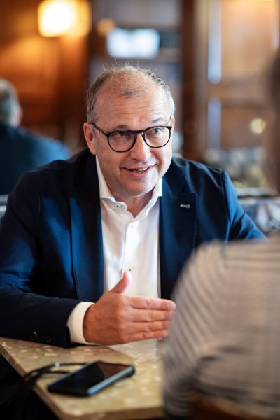Der interviewte Thomas Holzgruber im Gespräch