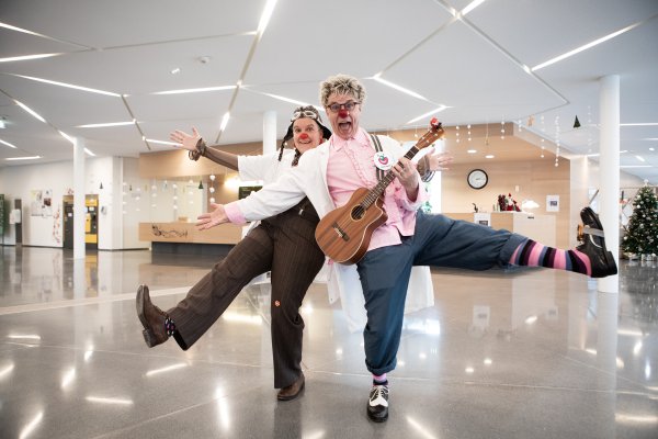 Zwei CliniClowns tanzen gemeinsam. 