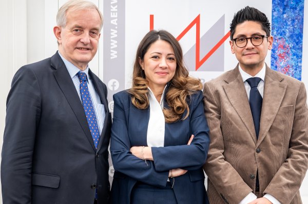 Drei Personen stehen nebeneinander - es sind dies von links nach rechts: Johannes Steinhart, Naghme Kamaleyan-Schmied und Eduardo Maldonado-González