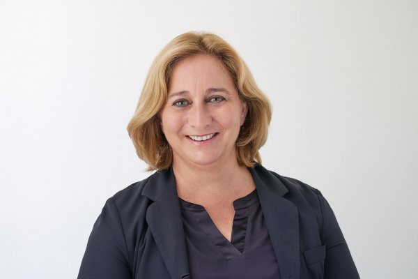 Lächelnde Frau mit blonden Haaren