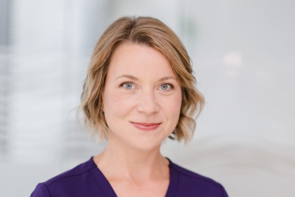 Eine Frau, die Ärztin Susanne Diesner-Treiber, blickt in die Kamera.