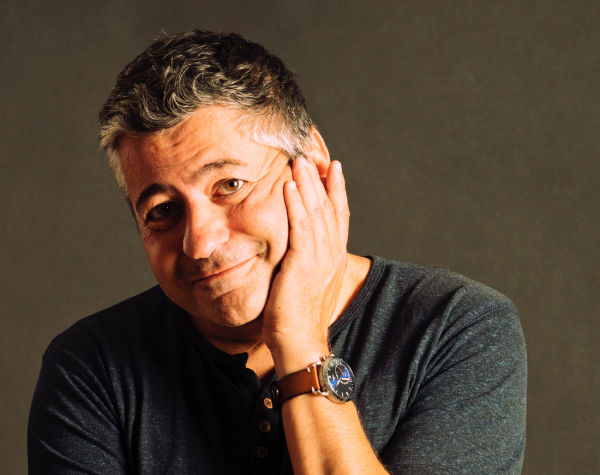 Mann schaut nachdenklich 