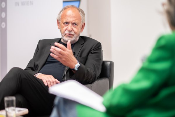 Mann im Gespräch, gestikulierend 