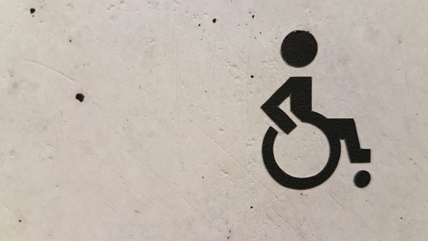 Hinweisschild mit Rollstuhl 